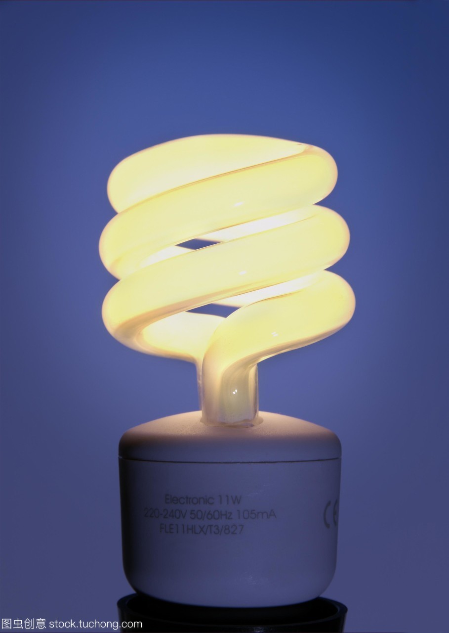 節能燈泡。這種緊湊型熒光燈泡由含有惰性氣體和汞蒸氣的含磷玻璃管組成。當電流通過管道時,汞氣體會被激發,并導致磷發光。普通的燈絲白熾燈只有10%的能量是光,其余的是熱量。緊湊型熒光燈比燈絲產生的熱量要少得多,因此更多的電能轉化為光,提高了效率。